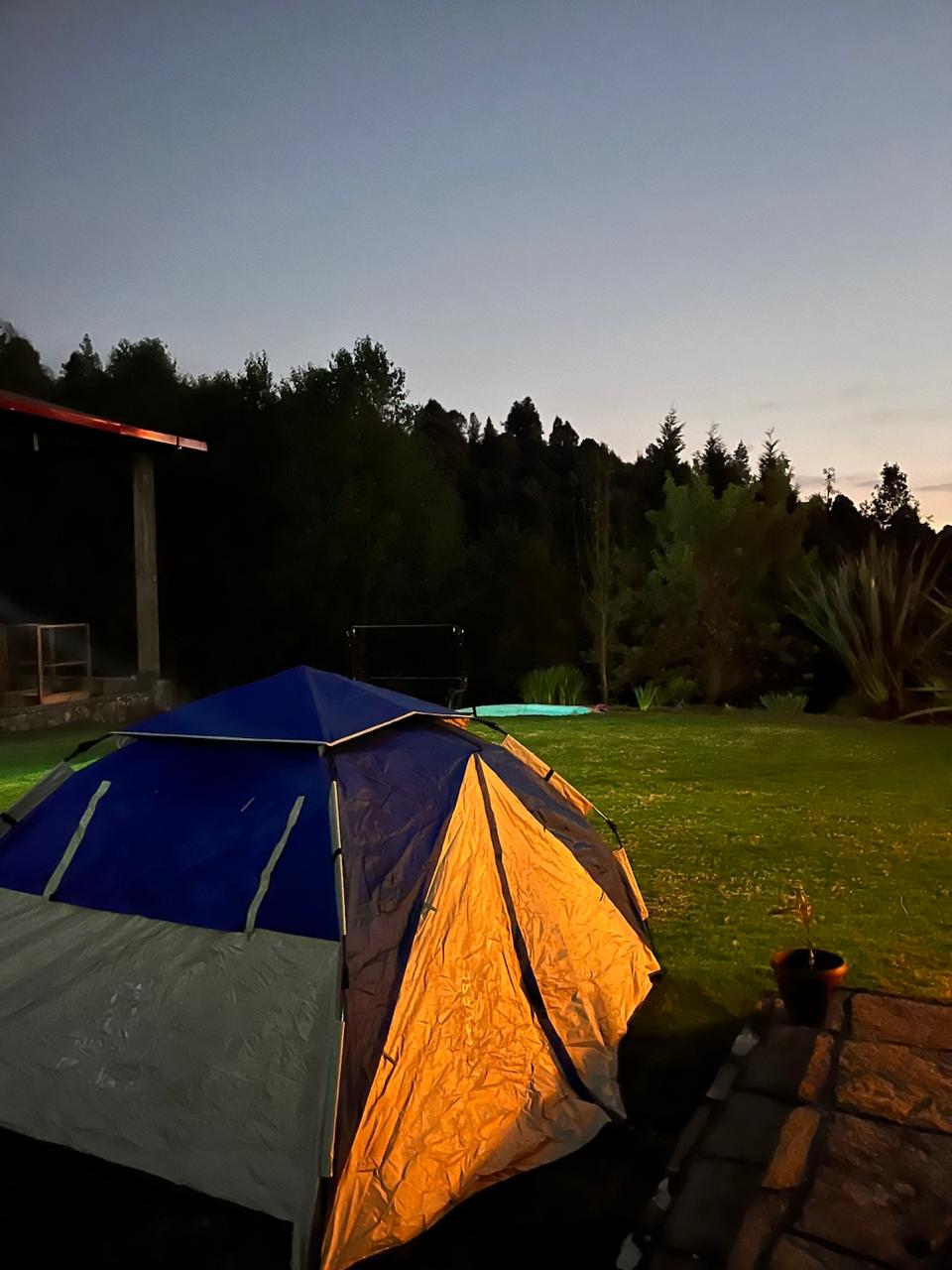 Zona de acampado y glamping con tiendas de campaña
