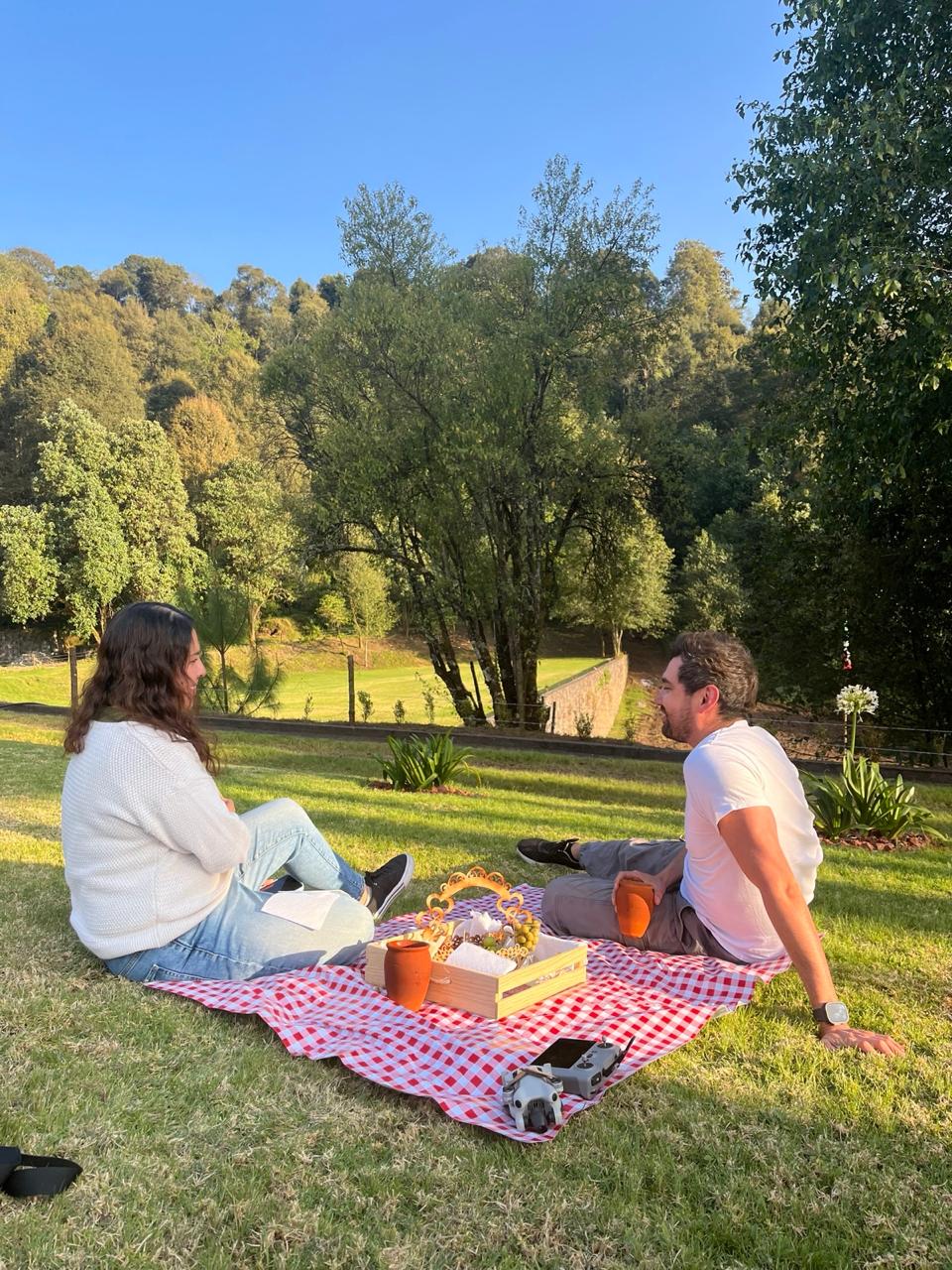 Mesa montada para evento campestre con gastronomía artesanal